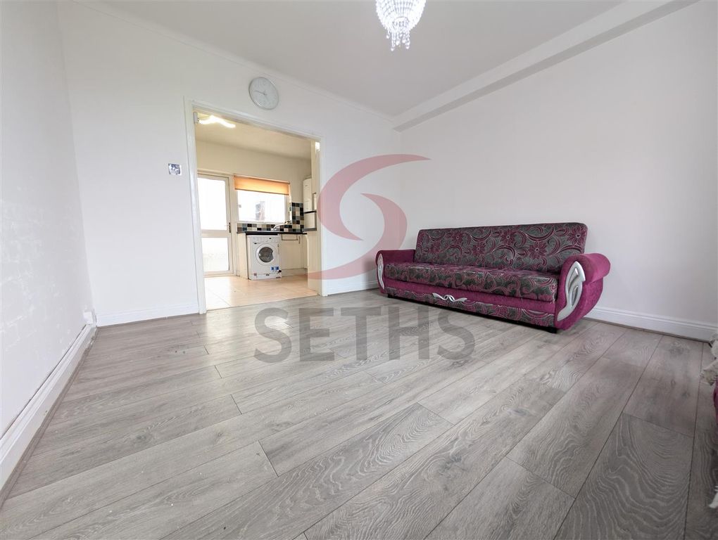 Property photo 3 of 12 Lounge