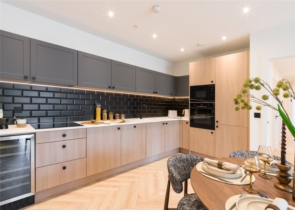 Property photo 3 of 23 Bankside
