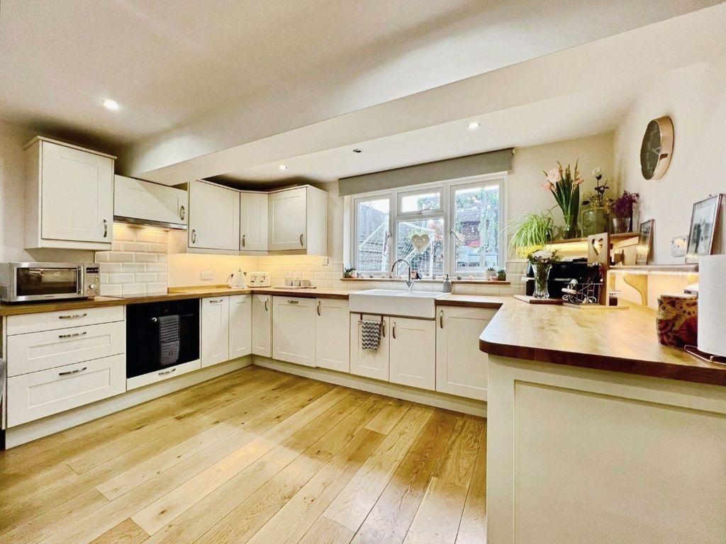 Property photo 2 of 15 Pbox-Kitchen-320463.Jpg
