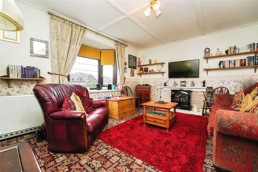 Property photo 3 of 17 Lounge