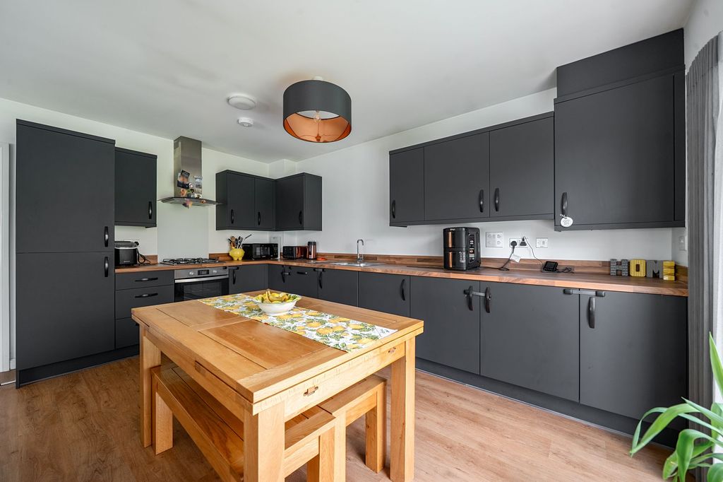 Property photo 3 of 19 Kitchen