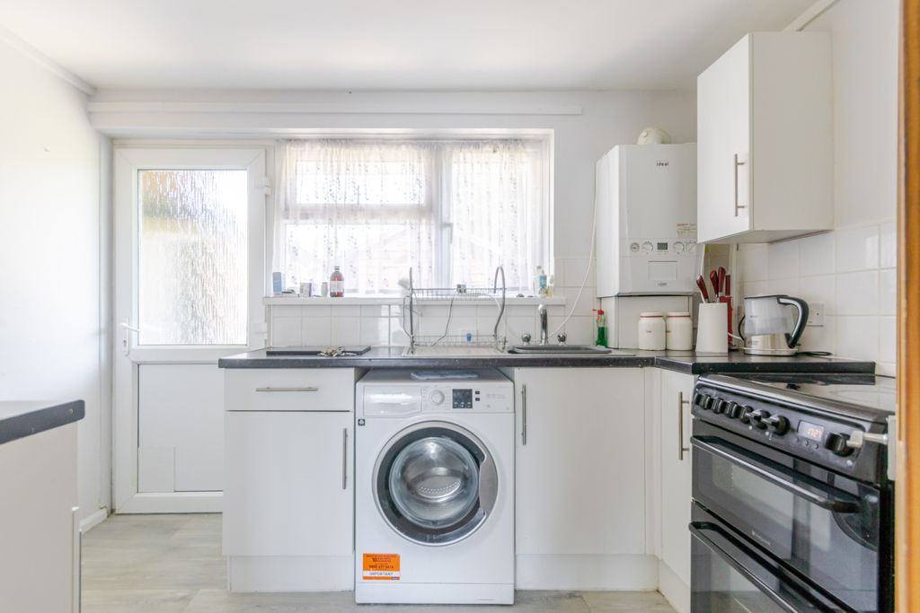 Property photo 3 of 17 Kitchen 1