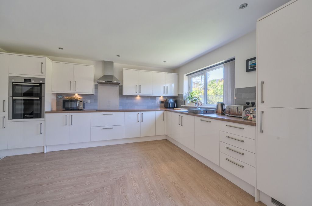 Property photo 3 of 16 1450203-14-69F1Ed...