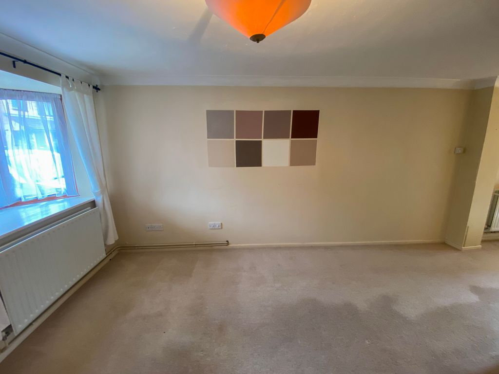 Property photo 3 of 12 Lounge