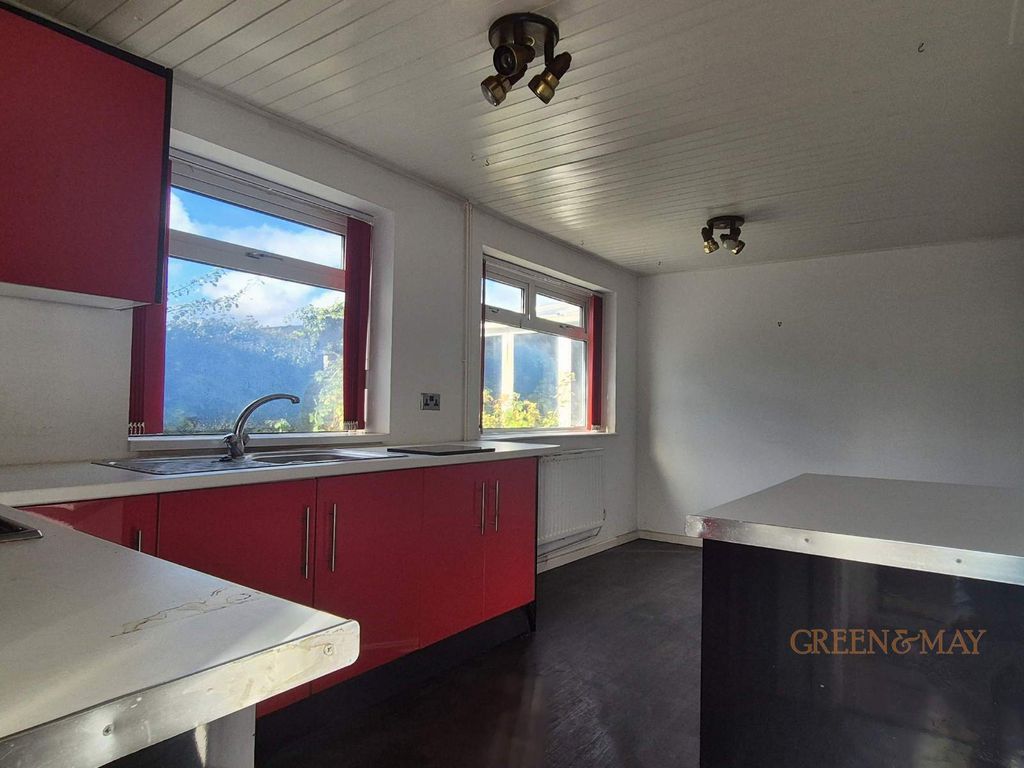 Property photo 3 of 12 Fitted Kitchen Picture 2