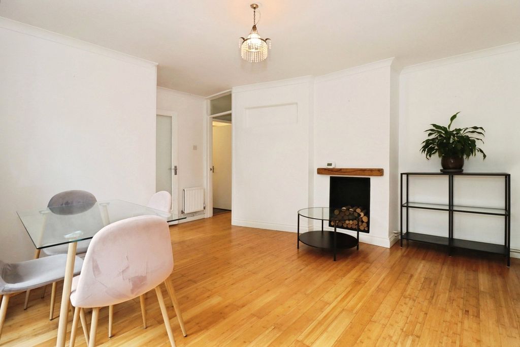 Property photo 1 of 17 Lounge