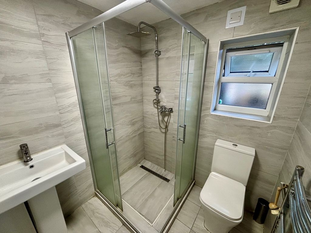 Property photo 3 of 9 Bathroom