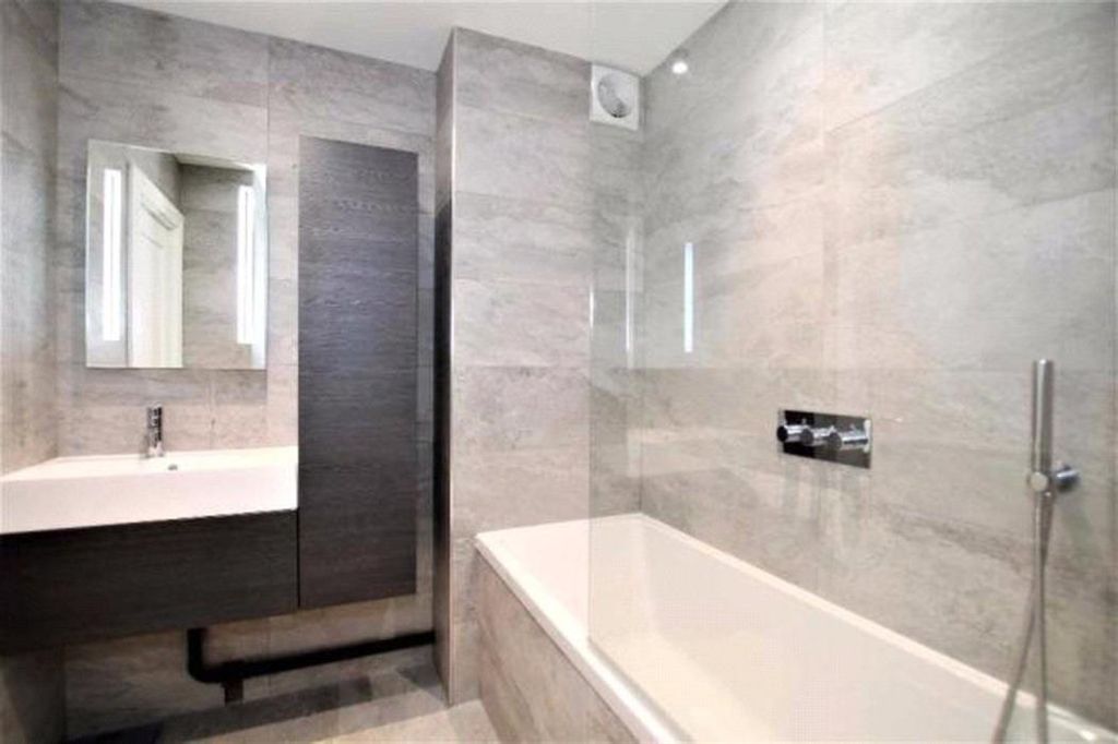 Property photo 3 of 10 Bathroom