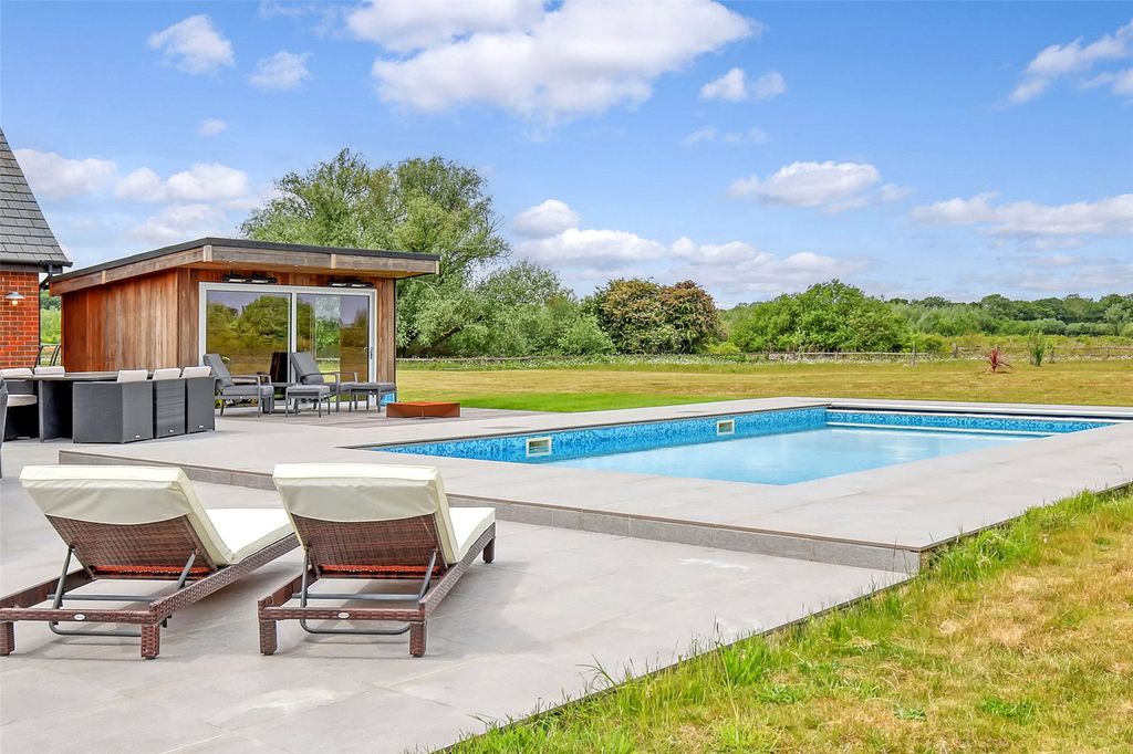 Property photo 2 of 25 Pool/Terrace