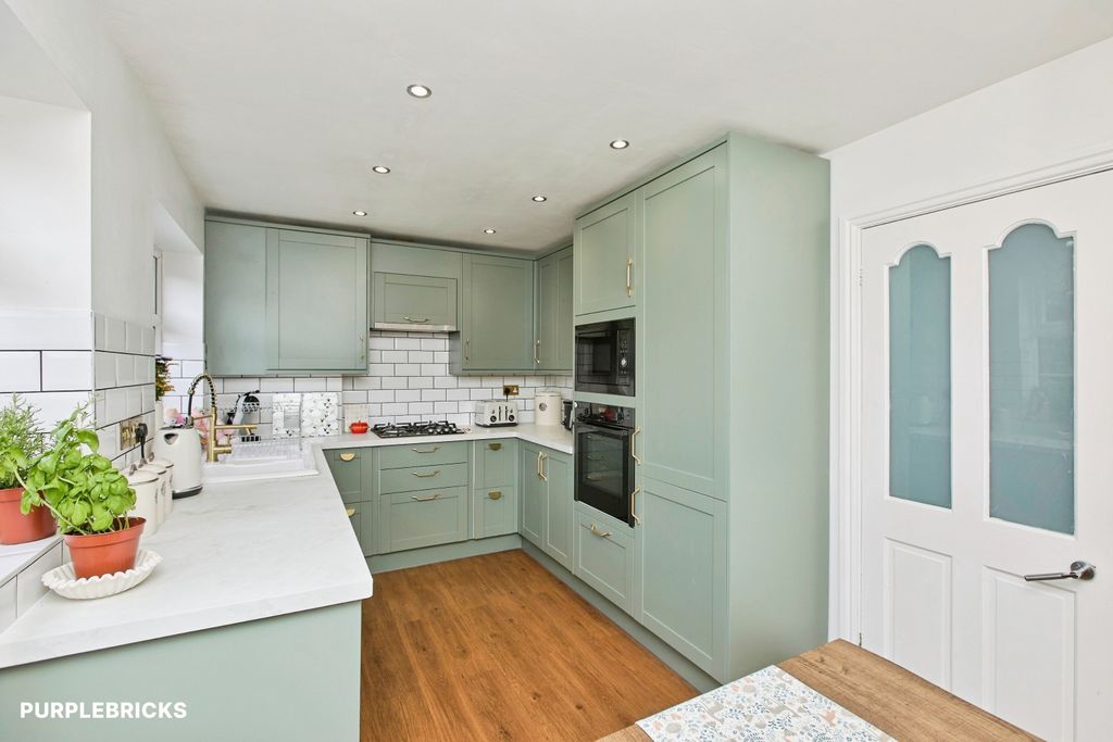 Property photo 3 of 17 Kitchen