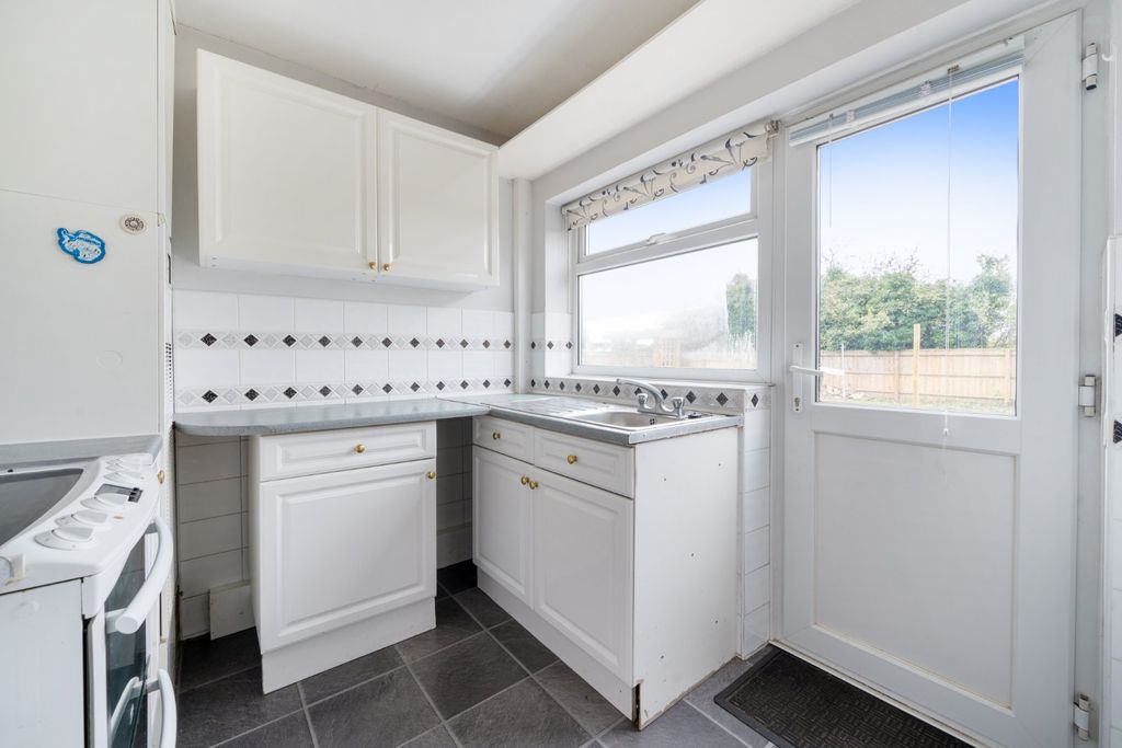 Property photo 3 of 12 Kitchen