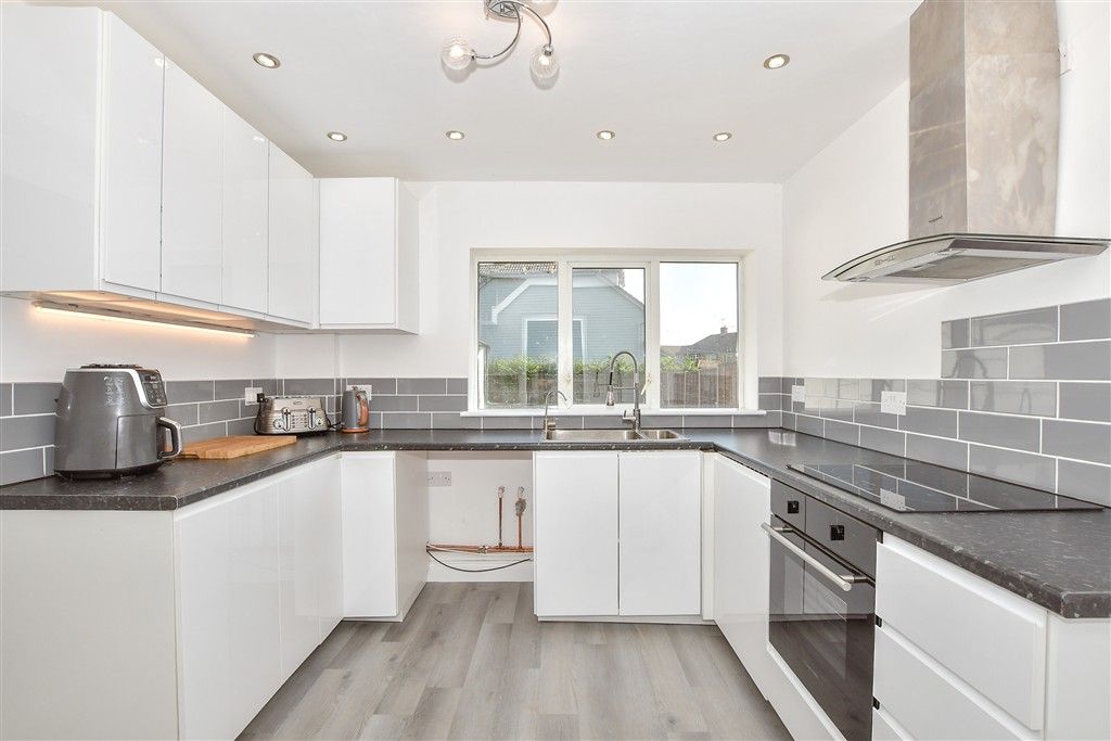 Property photo 3 of 9 Kitchen