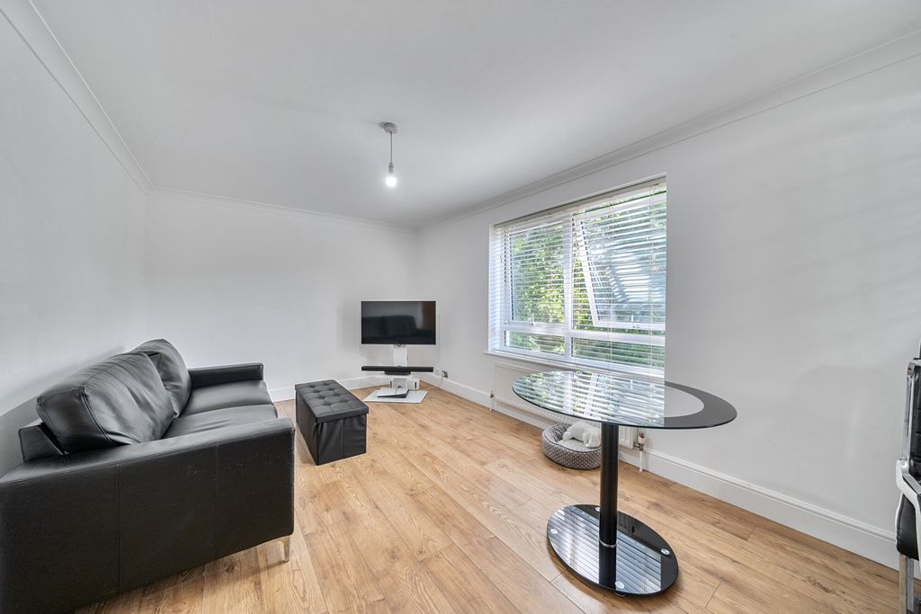 Property photo 2 of 20 1466926-15-6A1599...