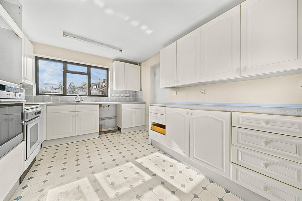 Property photo 3 of 21 Kitchen