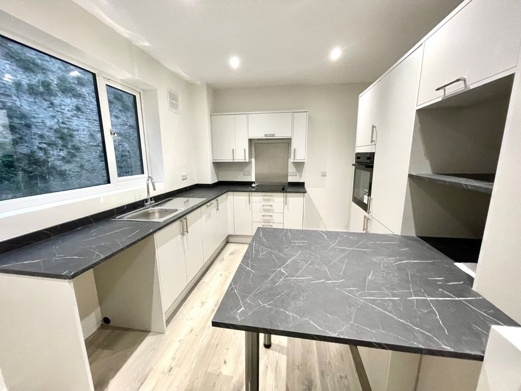 Property photo 3 of 12 Picture 3