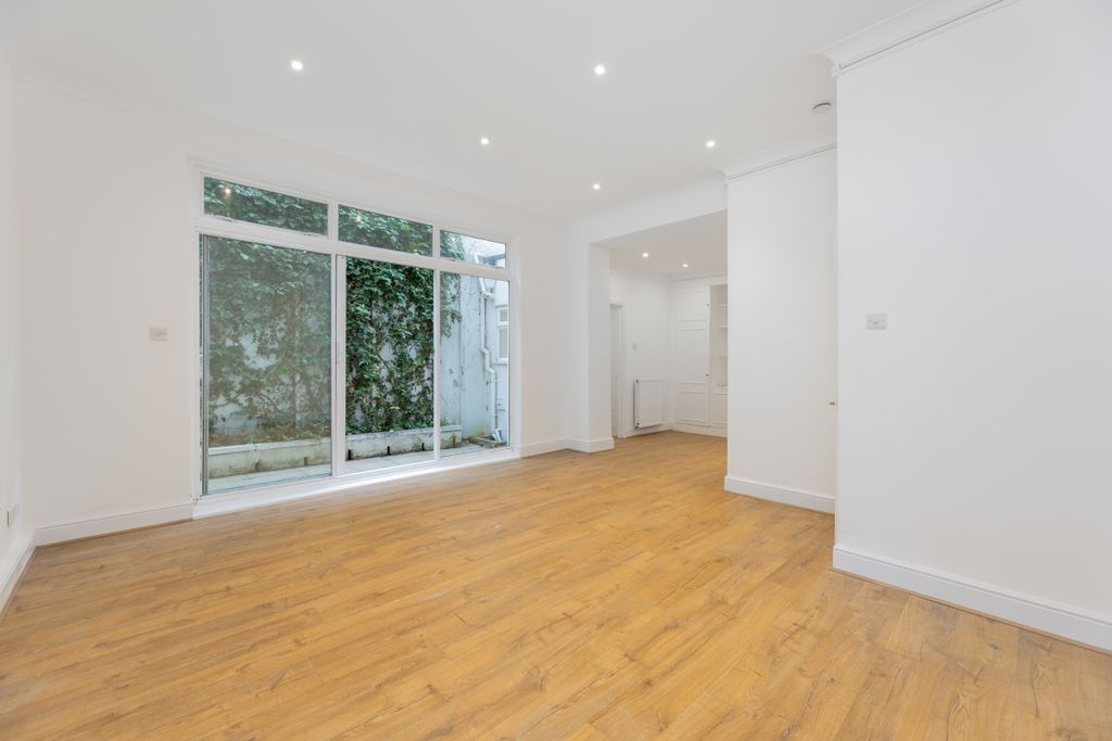 Property photo 2 of 9 Queens Gate Garde...
