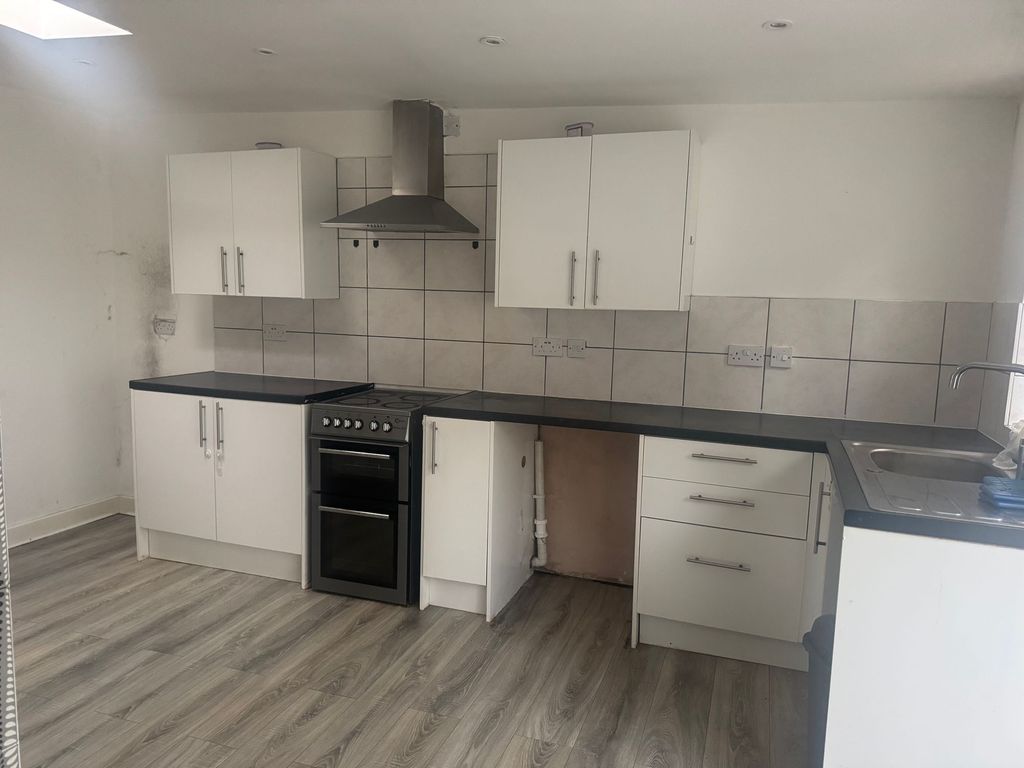 Property photo 3 of 7 Kitchen