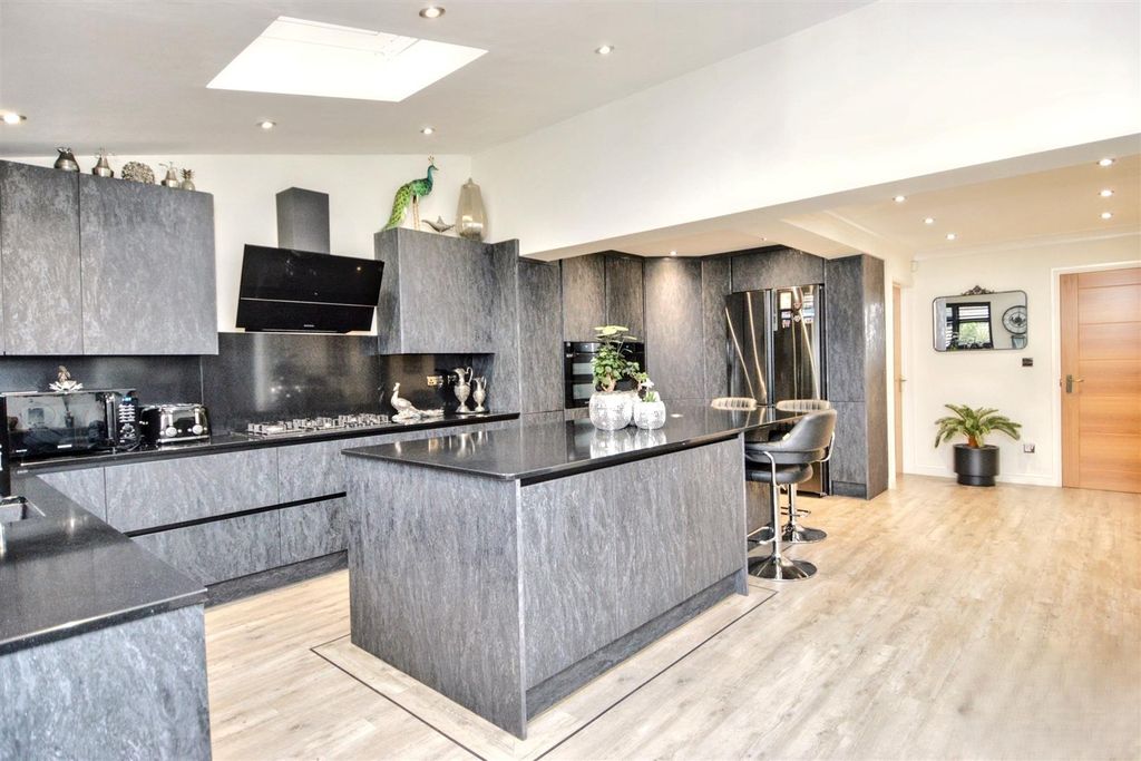 Property photo 3 of 24