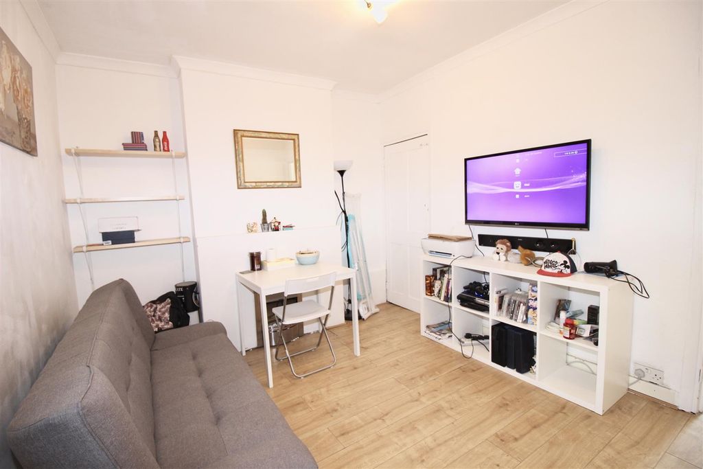 Property photo 1 of 18 1 Living Room.Jpg