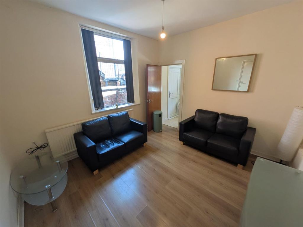Property photo 3 of 14 Lounge