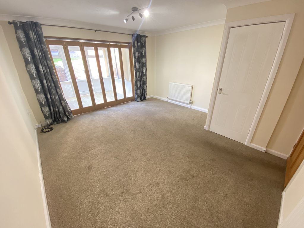 Property photo 3 of 12 Image00015