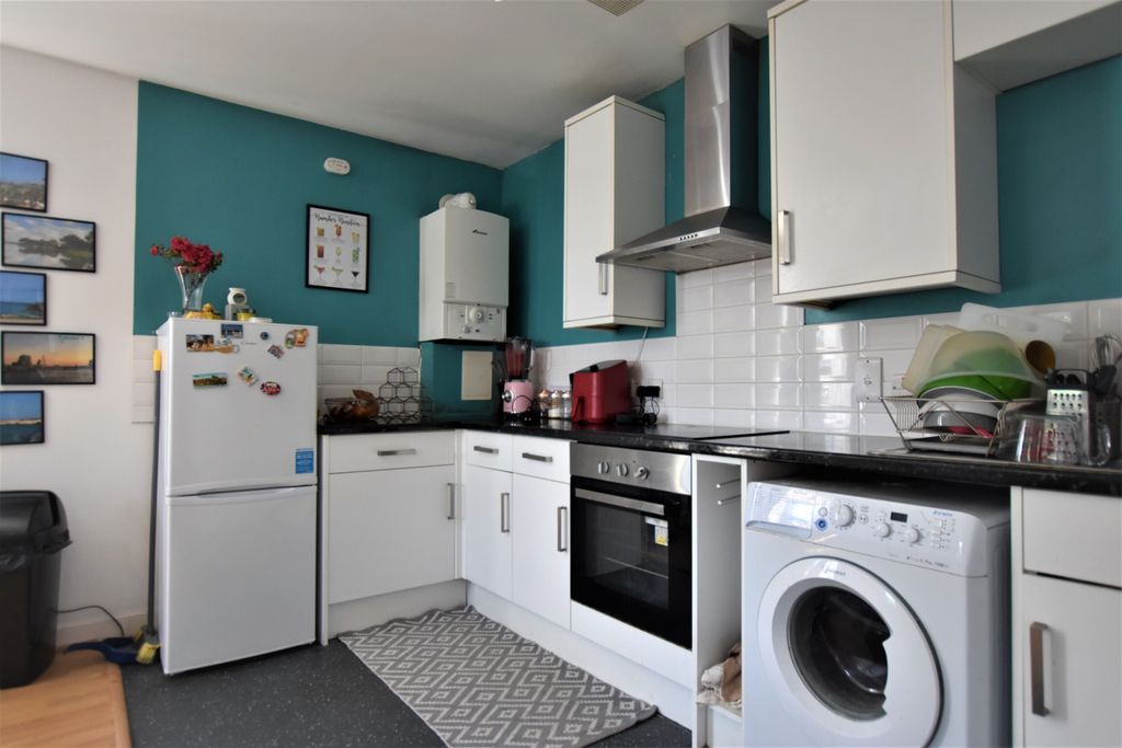 Property photo 3 of 12 Kitchen