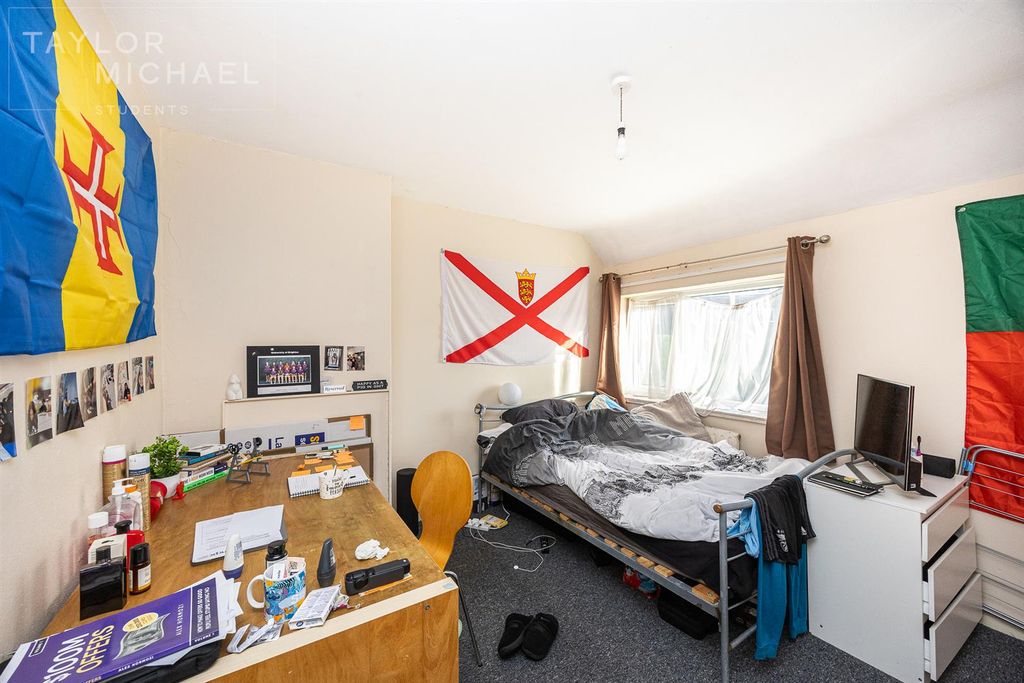 Property photo 3 of 10 Bedroom