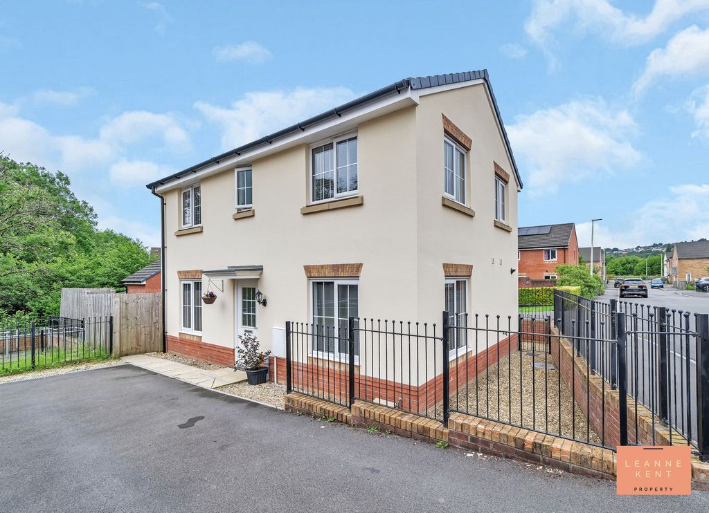Property photo 1 of 32
