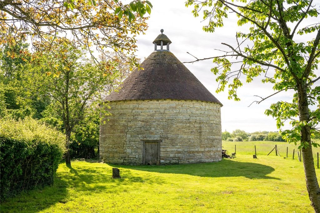 Property photo 3 of 28 Dovecote