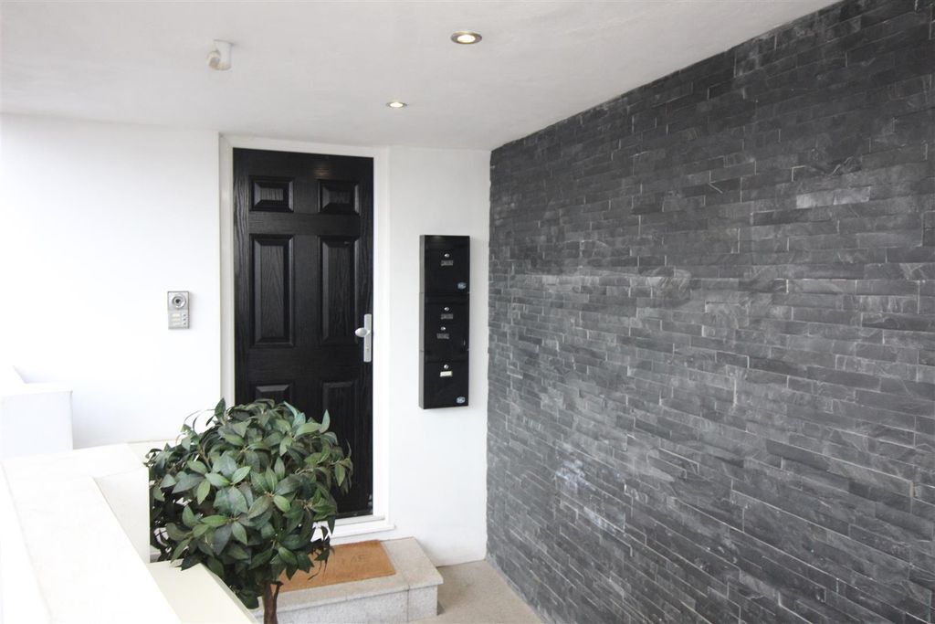 Property photo 2 of 10 Entrance