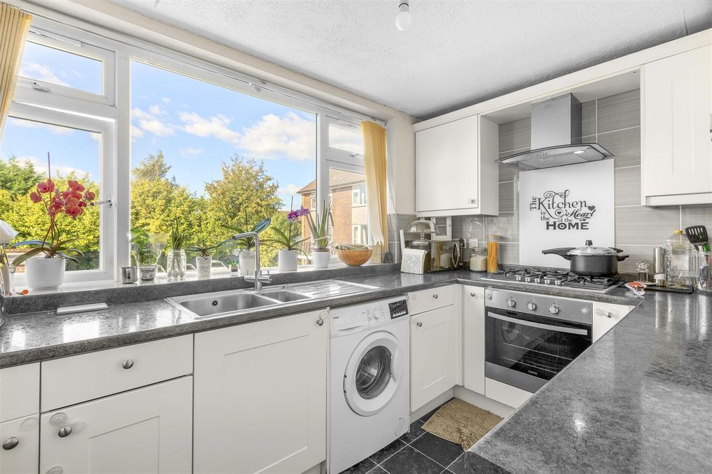 Property photo 3 of 14 Flat 14, Clifton Court Marlow Road, Hp11 1Te-9.Jpg