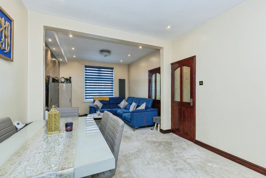 Property photo 2 of 18 Lounge