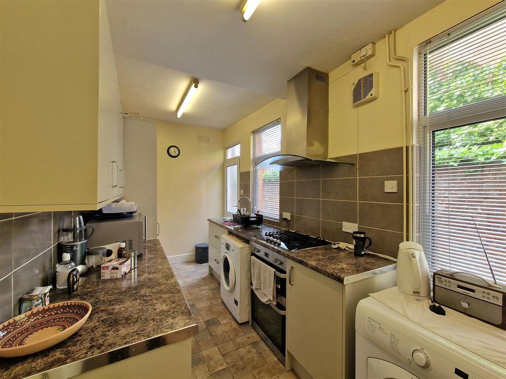 Property photo 3 of 9 Kitchen