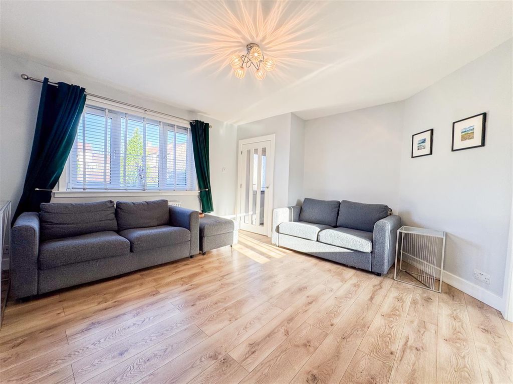 Property photo 3 of 25 Lounge