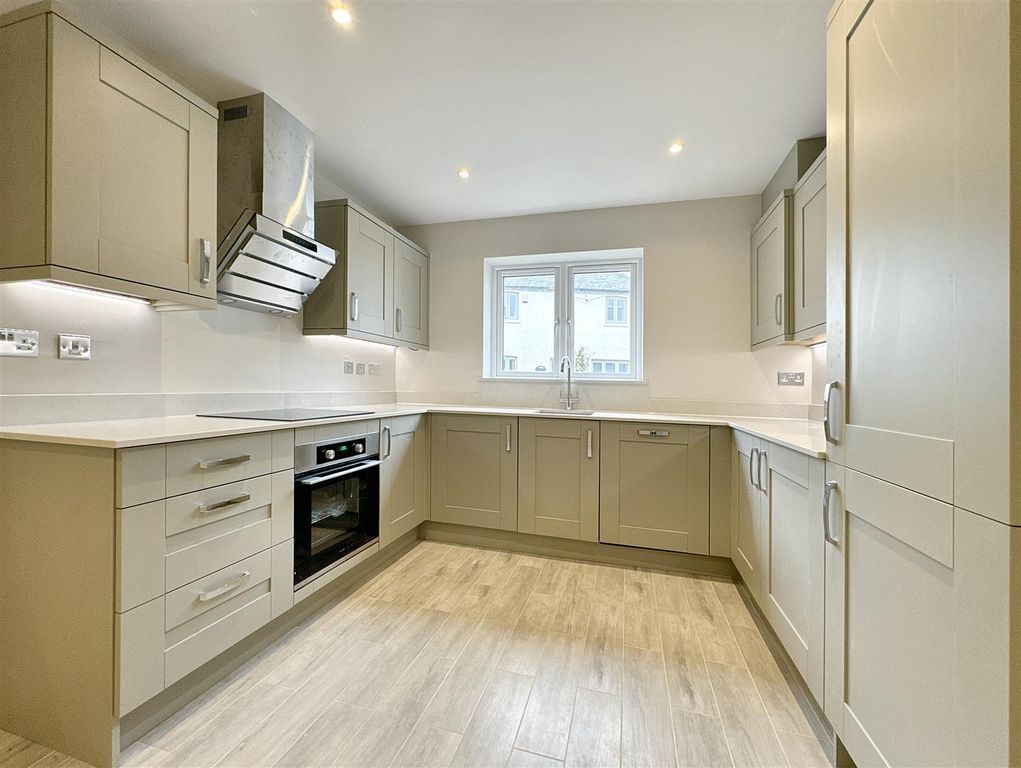 Property photo 3 of 10 Kitchen