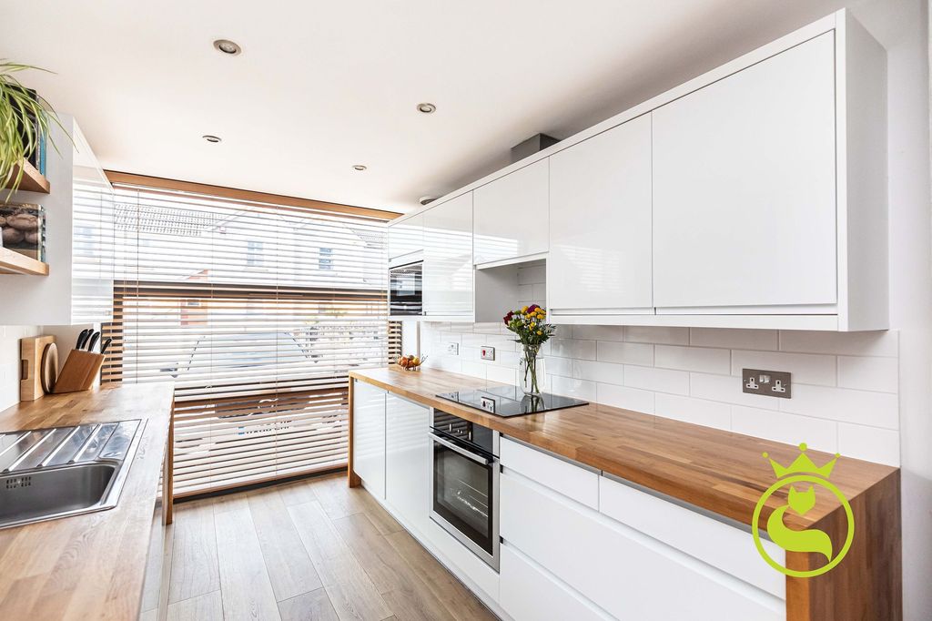 Property photo 2 of 24