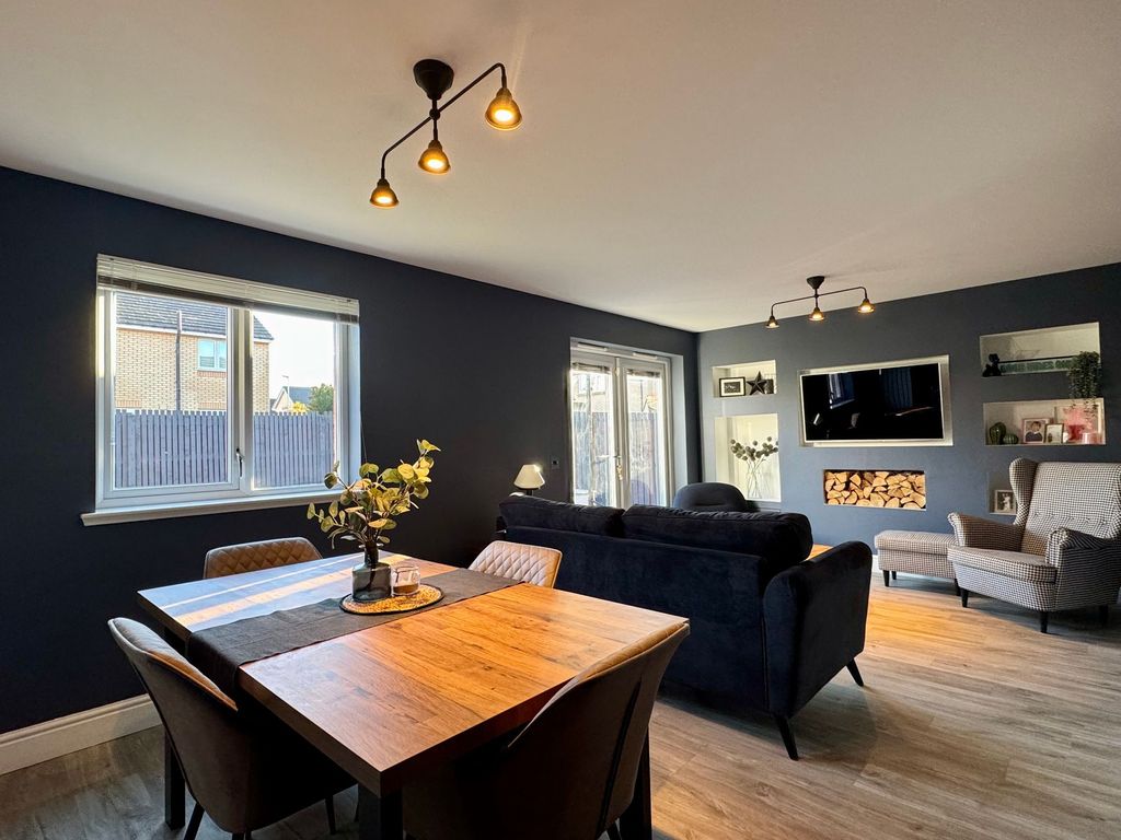 Property photo 3 of 21 Living/Dining Room