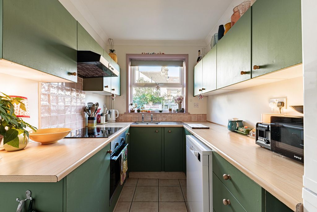 Property photo 3 of 20 Kitchen (1)