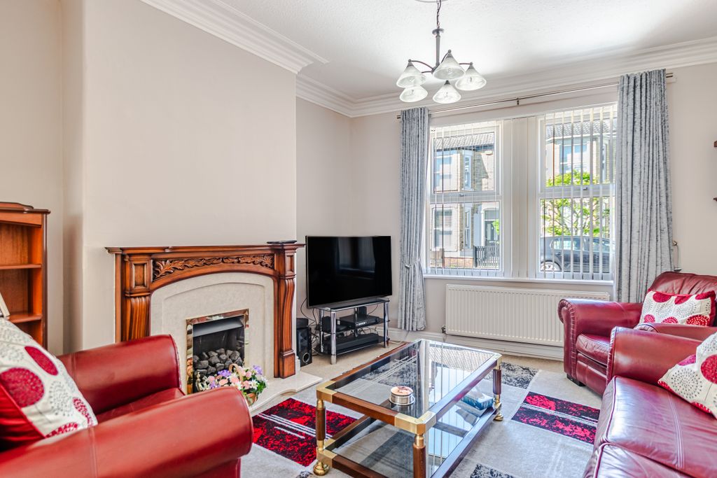 Property photo 3 of 22 Living2