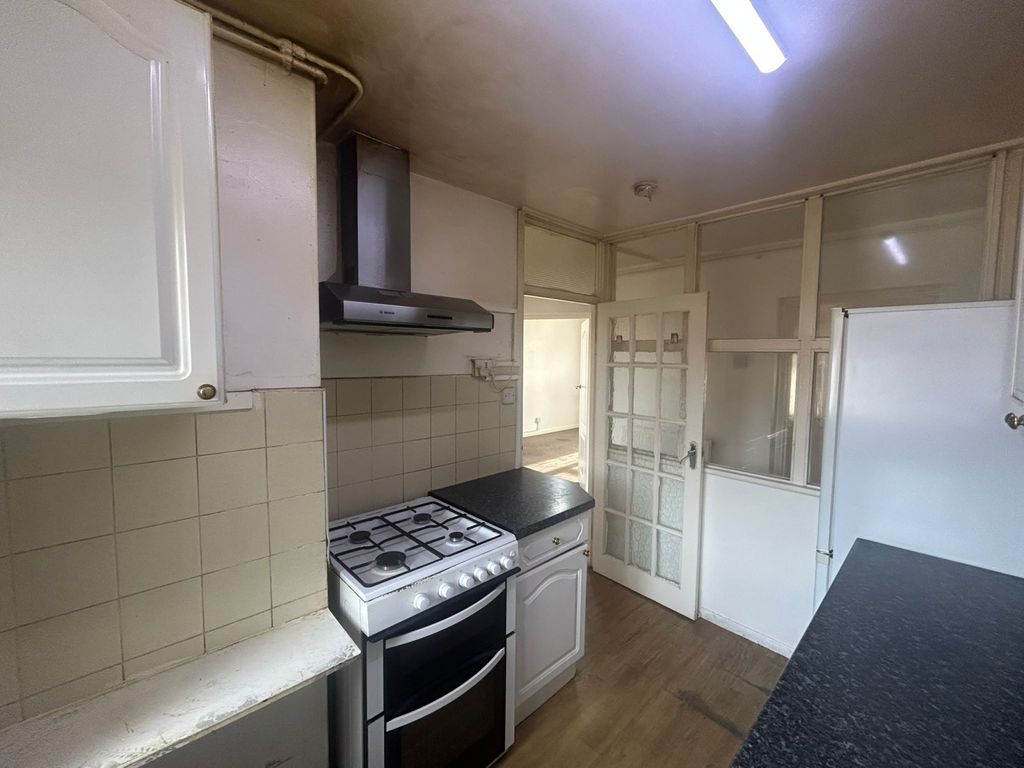 Property photo 1 of 10 3 Bed Flat To Rent Cranleigh Gardens, Southall Ub1