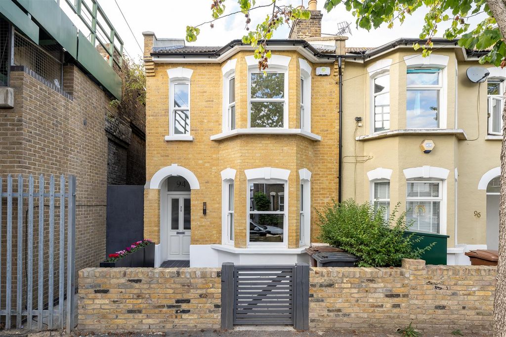 Property photo 1 of 47 Thorpe Road, E7