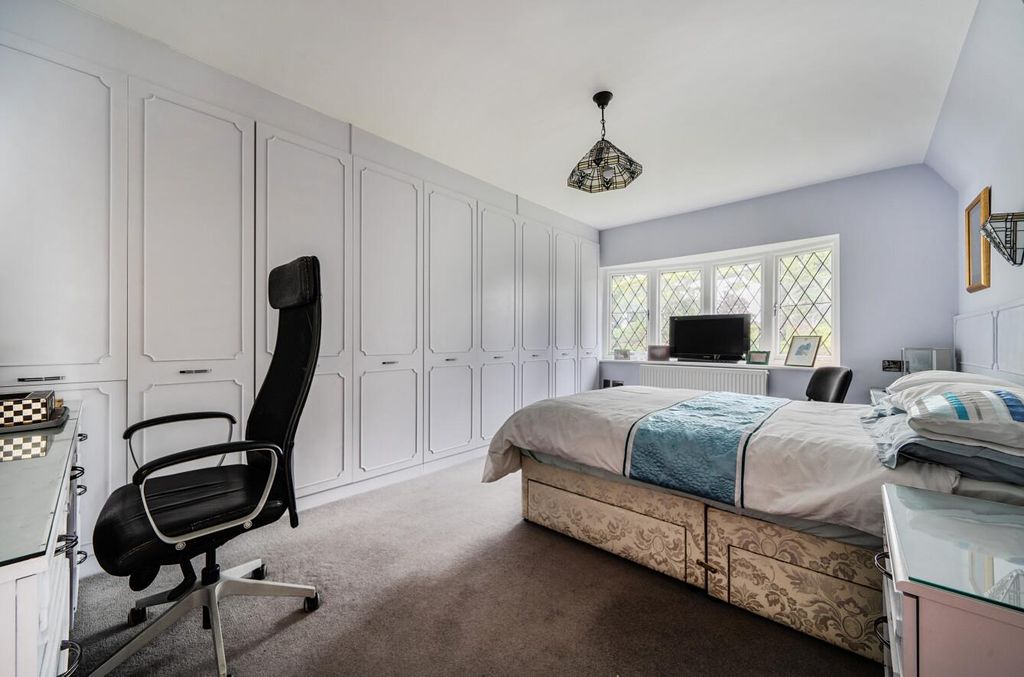 Additional image 10 of 5 bed property for saleCanons Drive, Edgware HA8