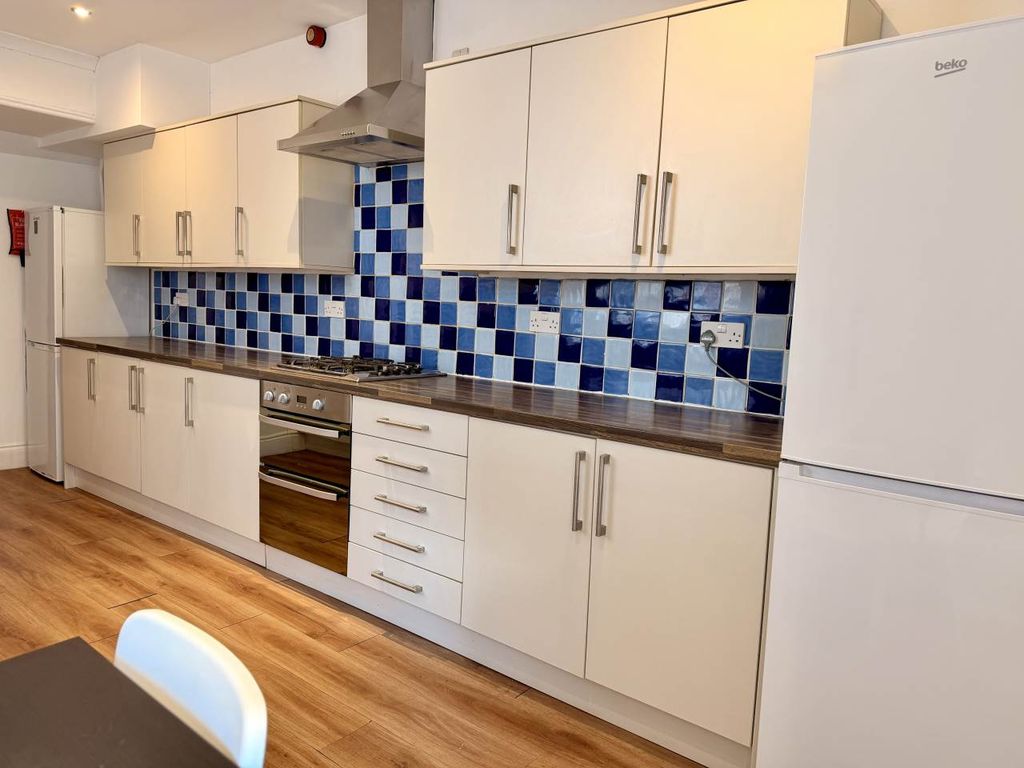 Property photo 3 of 20 Kitchen