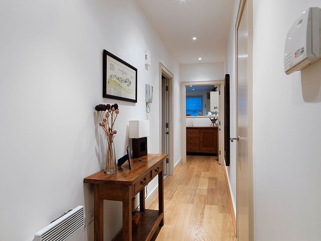 Property photo 2 of 21 Hallway