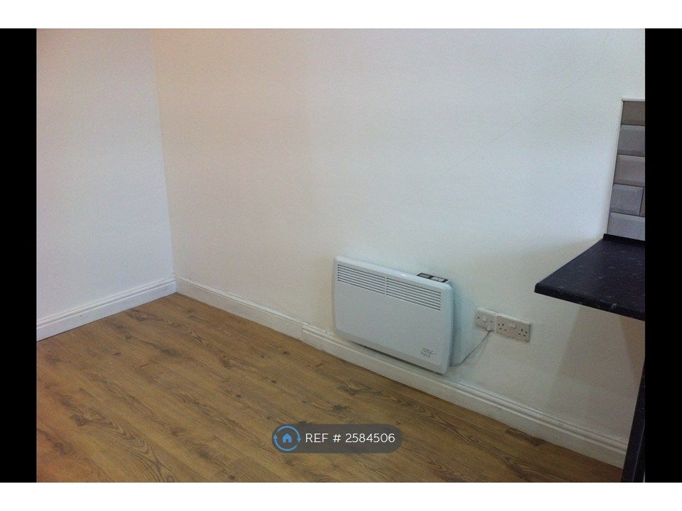 Property photo 3 of 9 Bed Room / Lounge