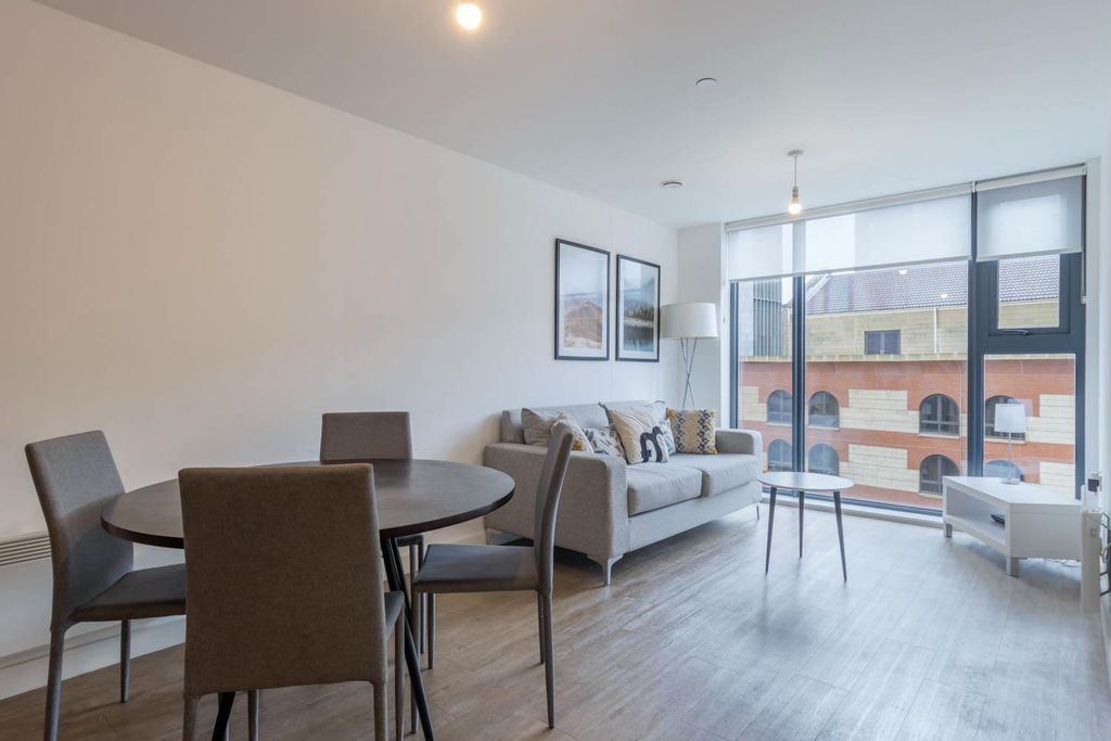 Property photo 1 of 10 Living Room/Kitchen