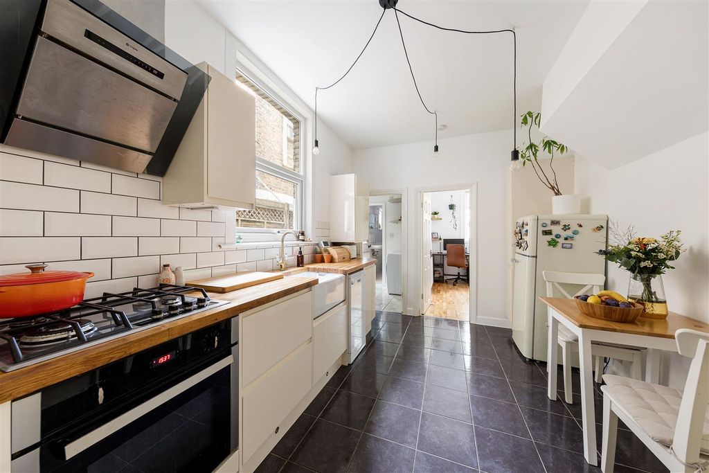 Property photo 3 of 23 Francis Road, E10