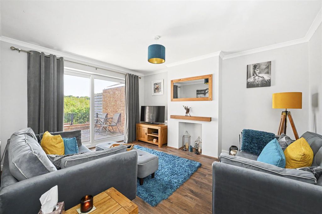 Property photo 2 of 15 18-Dammersley-Close-01.Jpg