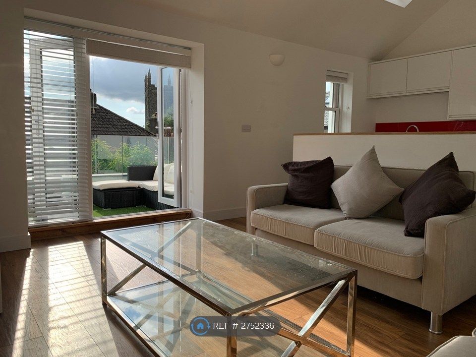 Property photo 2 of 12 Lounge Looking Towards Roof Terrace