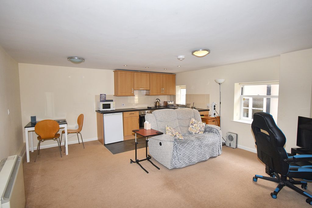 Property photo 2 of 8 Flat 1, 10 High Street, Stokesley, North Yorkshire Ts9 5Dq
